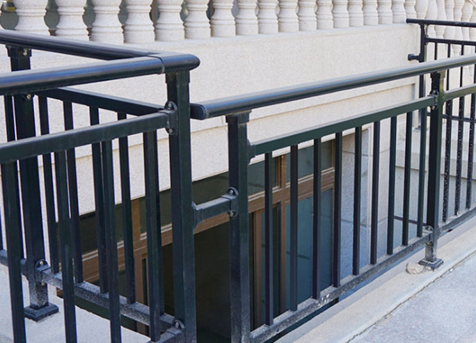 锌钢防护栏杆施工