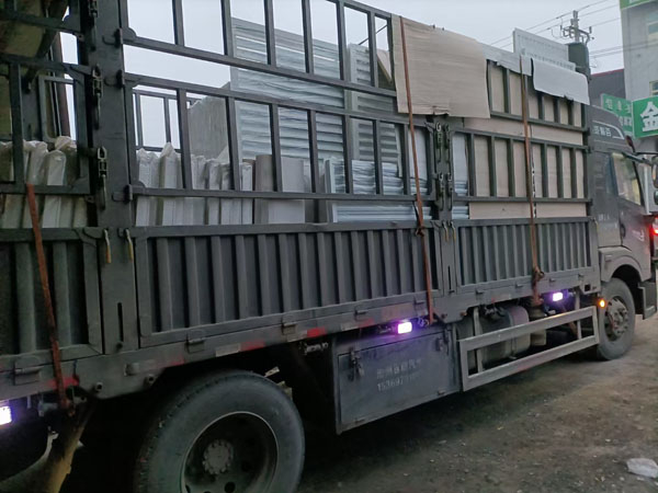 工程百叶窗装车发货